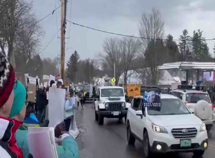 Le proteste in Vermont contro il vicepresidente Vance