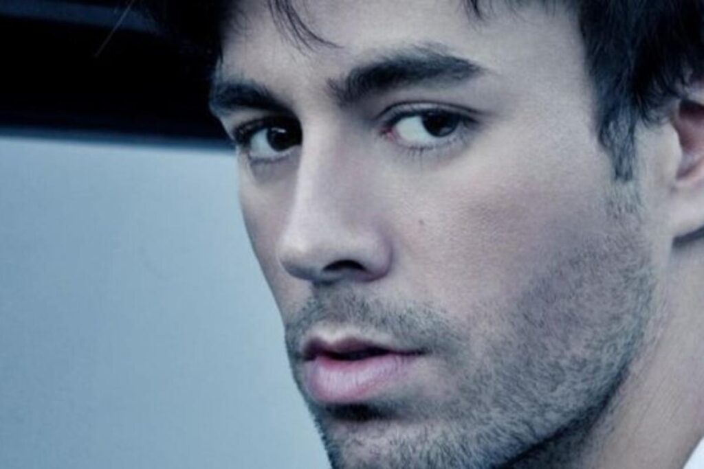 Primissimo piano del cantante Enrique Iglesias