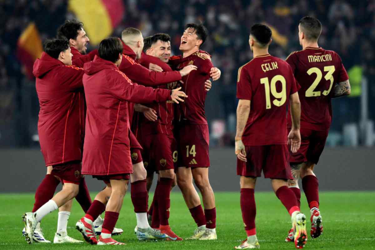 I giocatori della Roma che festeggiano dopo la vittoria in Europa League