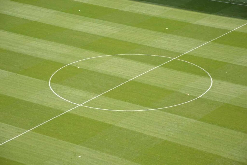 campo di calcio vuoto visto dall'alto