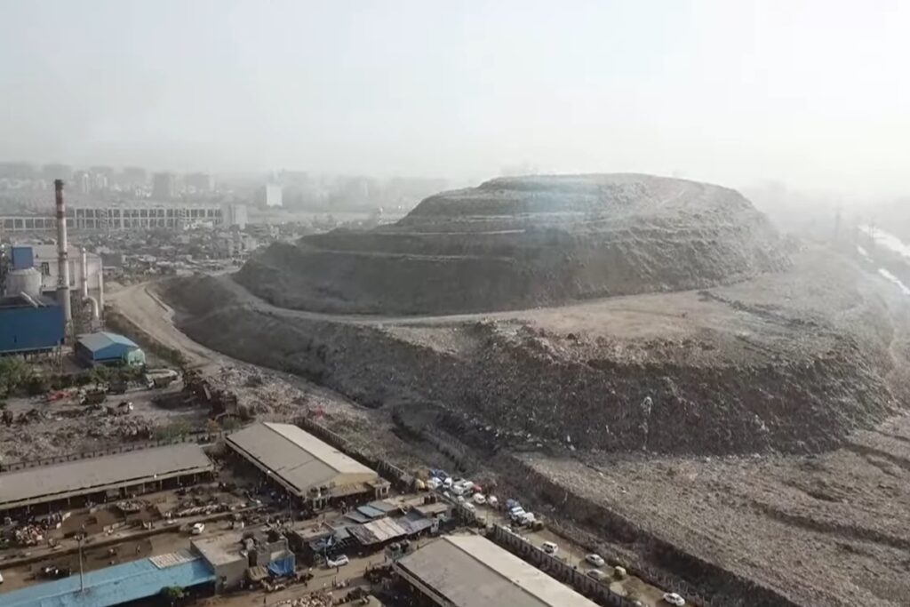 La discarica di Ghazipur, la montagna di spazzatura più alta del mondo