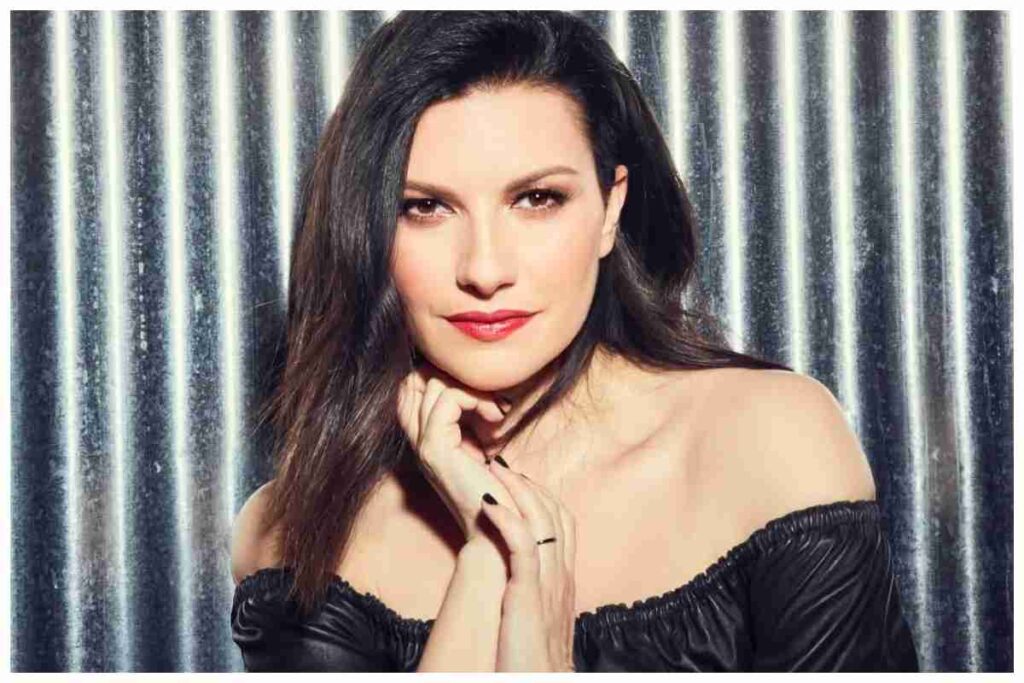 Laura Pausini look alle nozze d'oro genitori