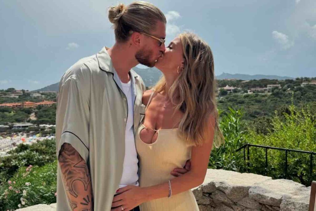 Leotta e Karius si baciano