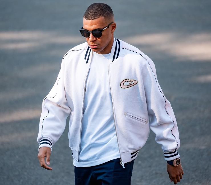 Mbappe al raduno della Francia con la felpa Dior