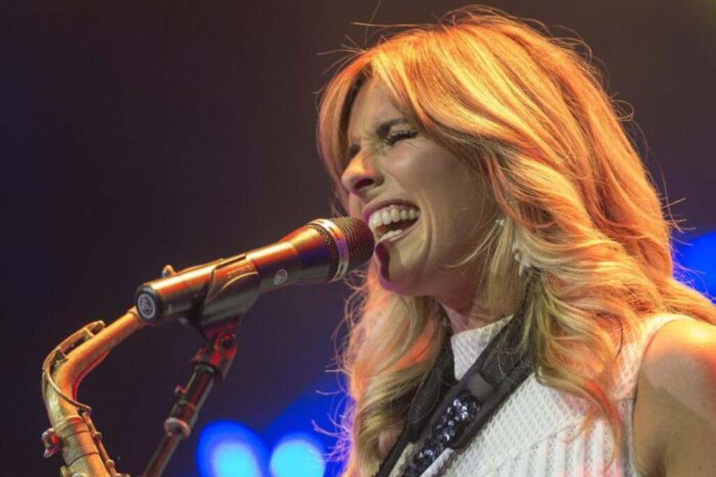 Candy Dulfer con il suo sax durante un'esibizione dal vivo