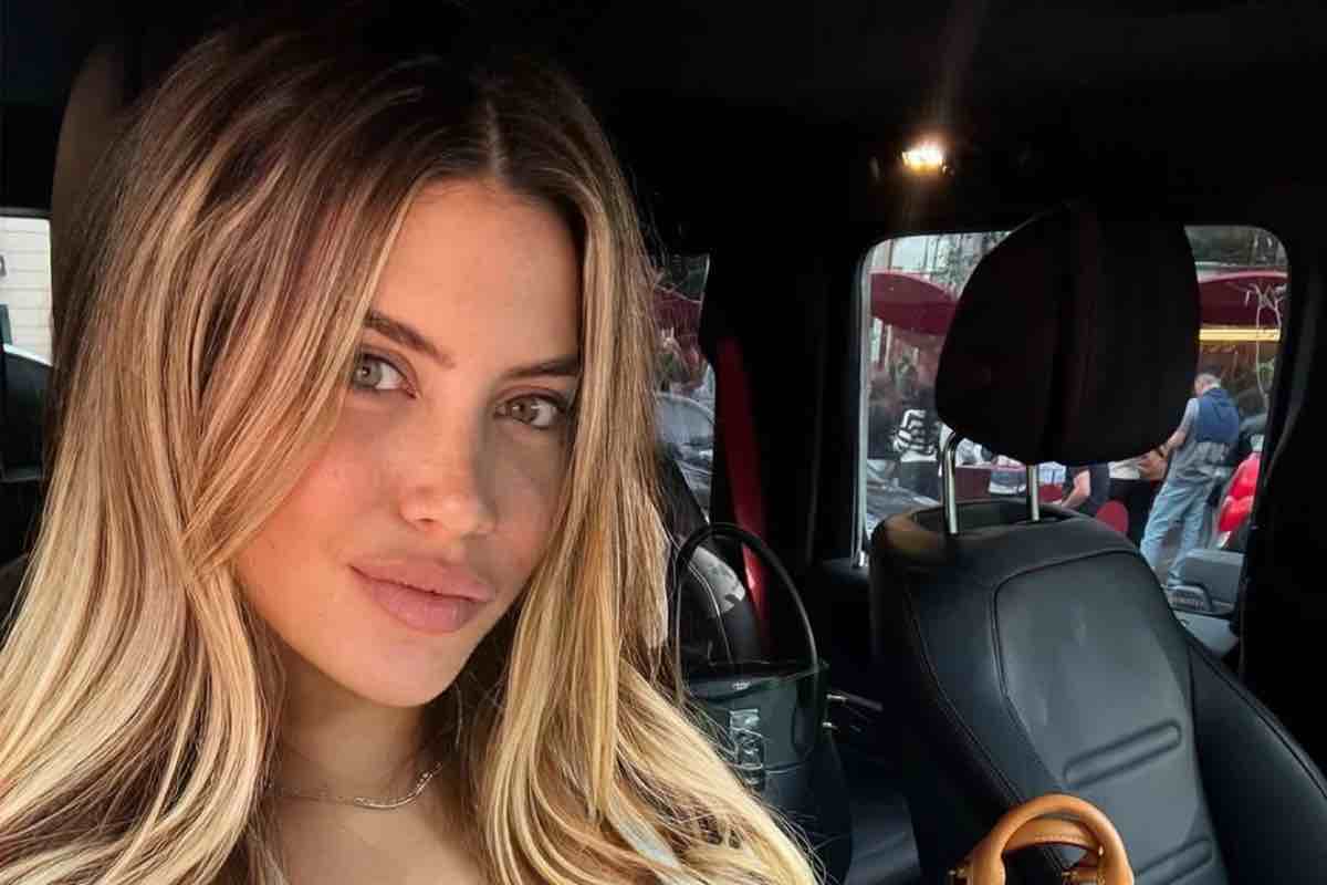 Wanda Nara si fa un selfie in auto