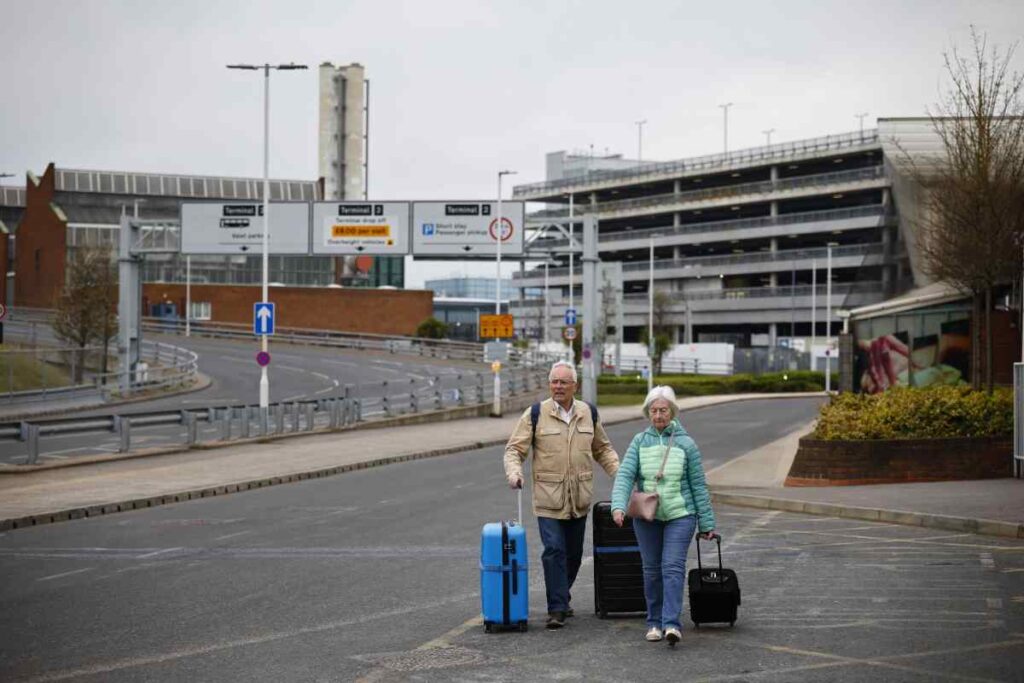 La coppia davanti all'aeroporto di heathrow a Londra