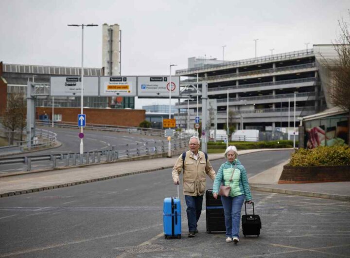 La coppia davanti all'aeroporto di heathrow a Londra