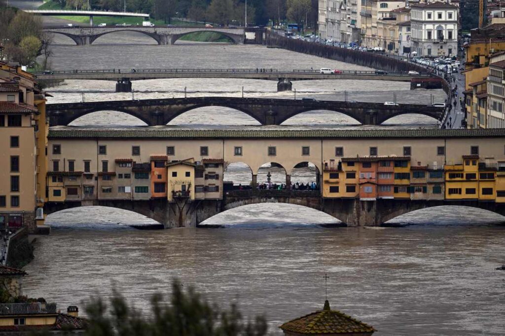 fiume arno in piena