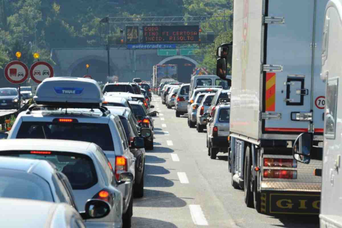 Auto in fola in autostrada 