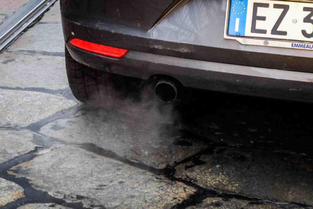 Un'auto emette CO2