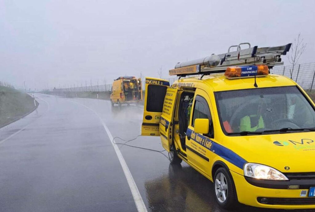 I soccorsi sul posto dell'incidente in provincia di Bergamo