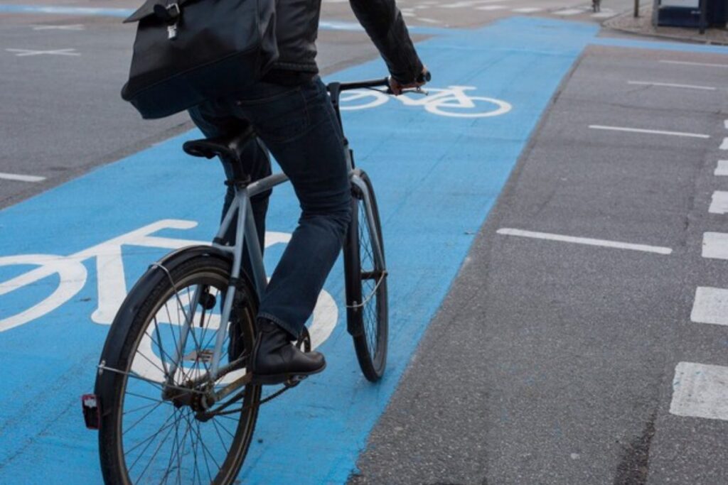 uomo in bicicletta