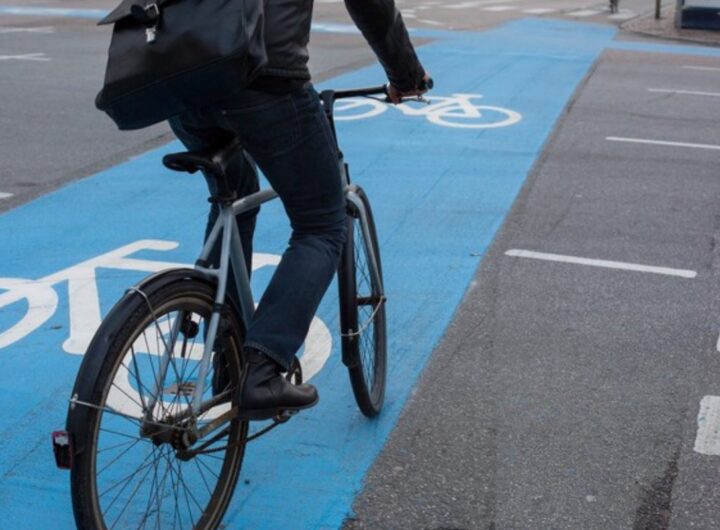 uomo in bicicletta