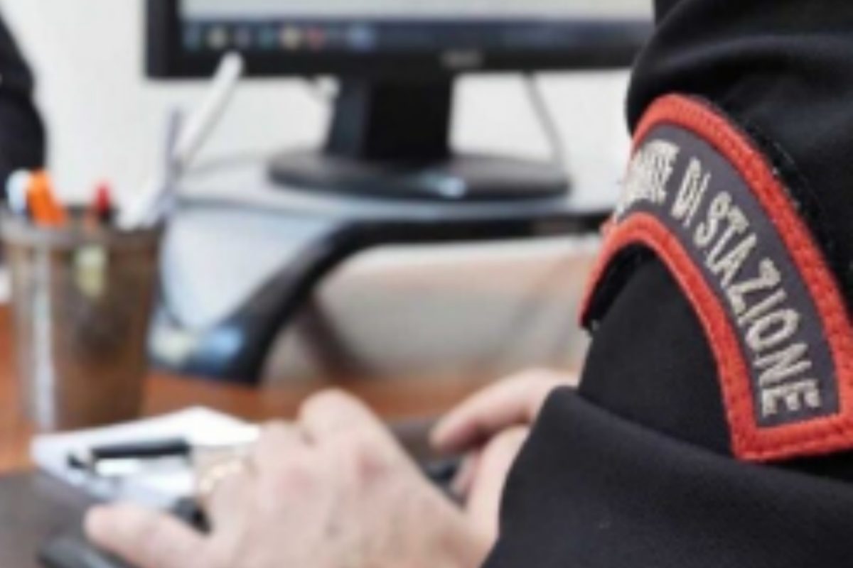 carabiniere sul computer