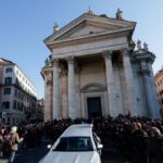 il pubblico fuori dalla chiesa degli artisti per il funerale di eleonora giorgi