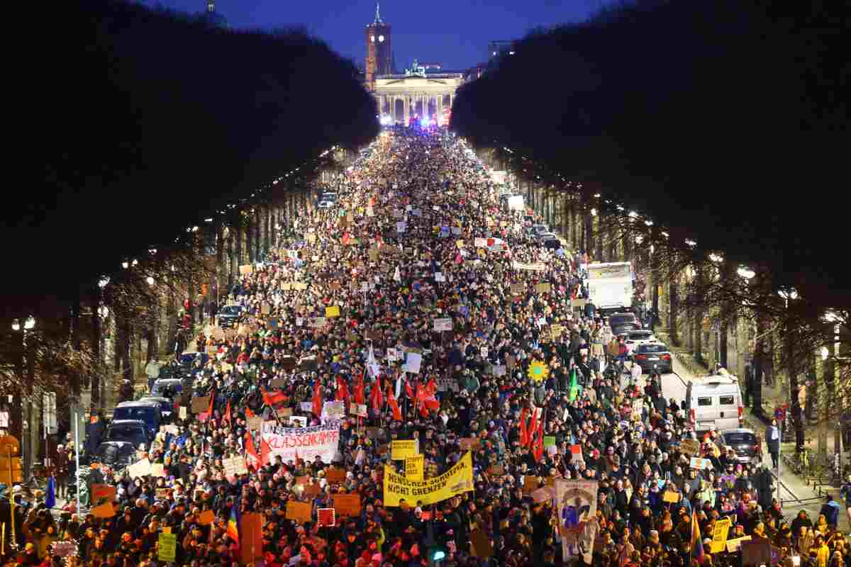 Un mare di folla in corteo a Berlino per protestare contro l'estrema destra 