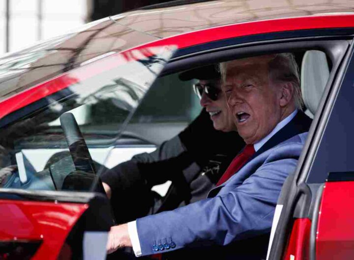 Trump e Musk ridono nella Tesla parcheggiata davanti alla Casa Bianca