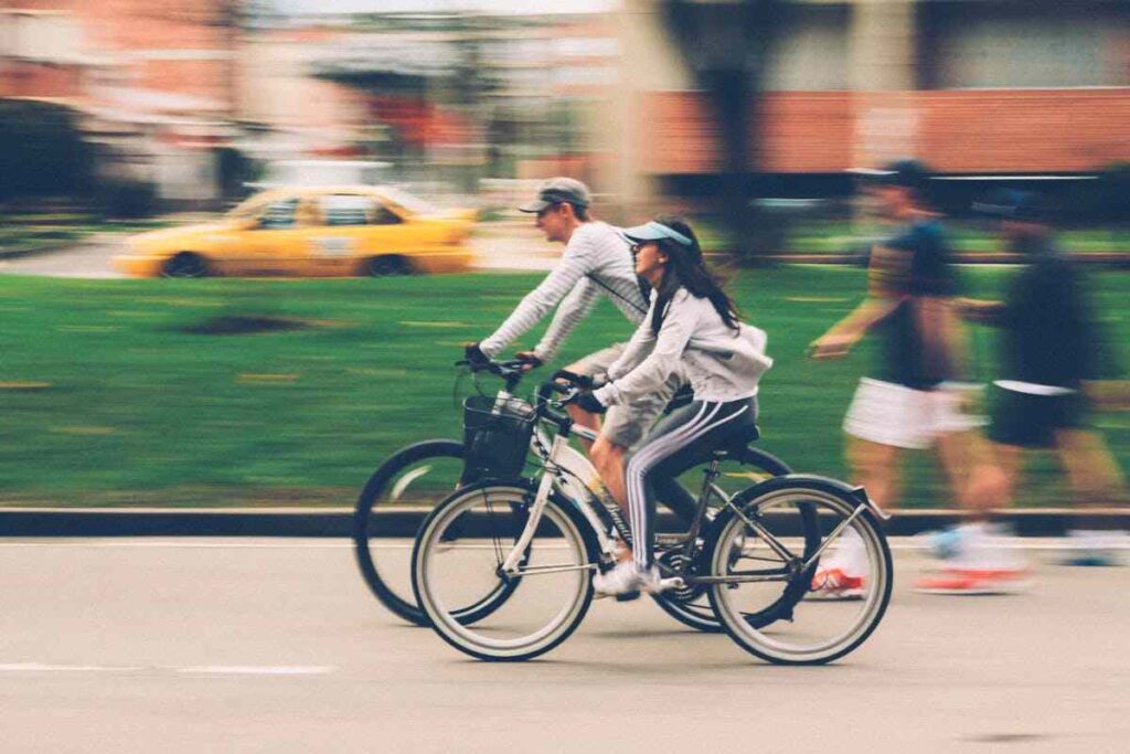 due ragazzi in bicicletta