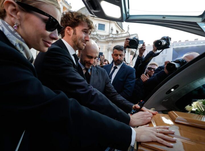 Clizia Incorvaia, Paolo Ciavarro e Andrea Rizzoli alla Chiesa degli Artisti durante i funerale di Eleonora Giorgi