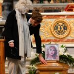 Paolo Ciavarro alla Chiesa degli Artisti durante i funerali di Eleonora Giorgi