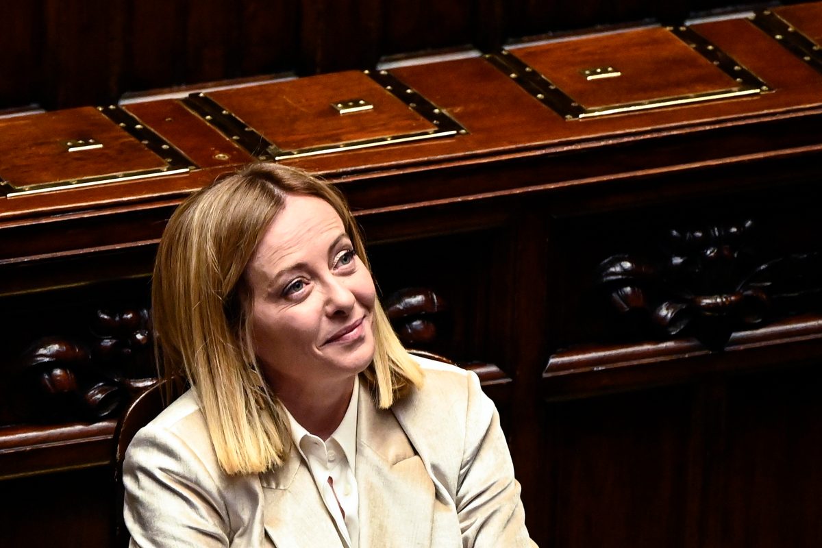 giorgia meloni guarda in alto in parlamento 