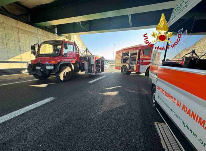 I Vigili del Fuoco sul luogo in cui, sull'A4, un bus ha tamponato un tir