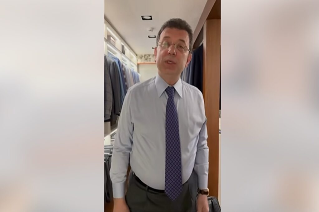 La foto del giorno, il sindaco di Istanbul Ekrem Imamoglu che si veste in attesa di essere arrestato