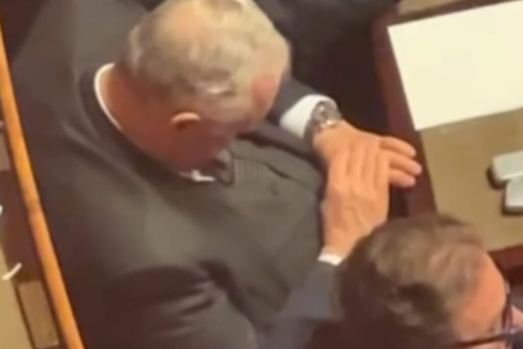 lotito dorme in senato