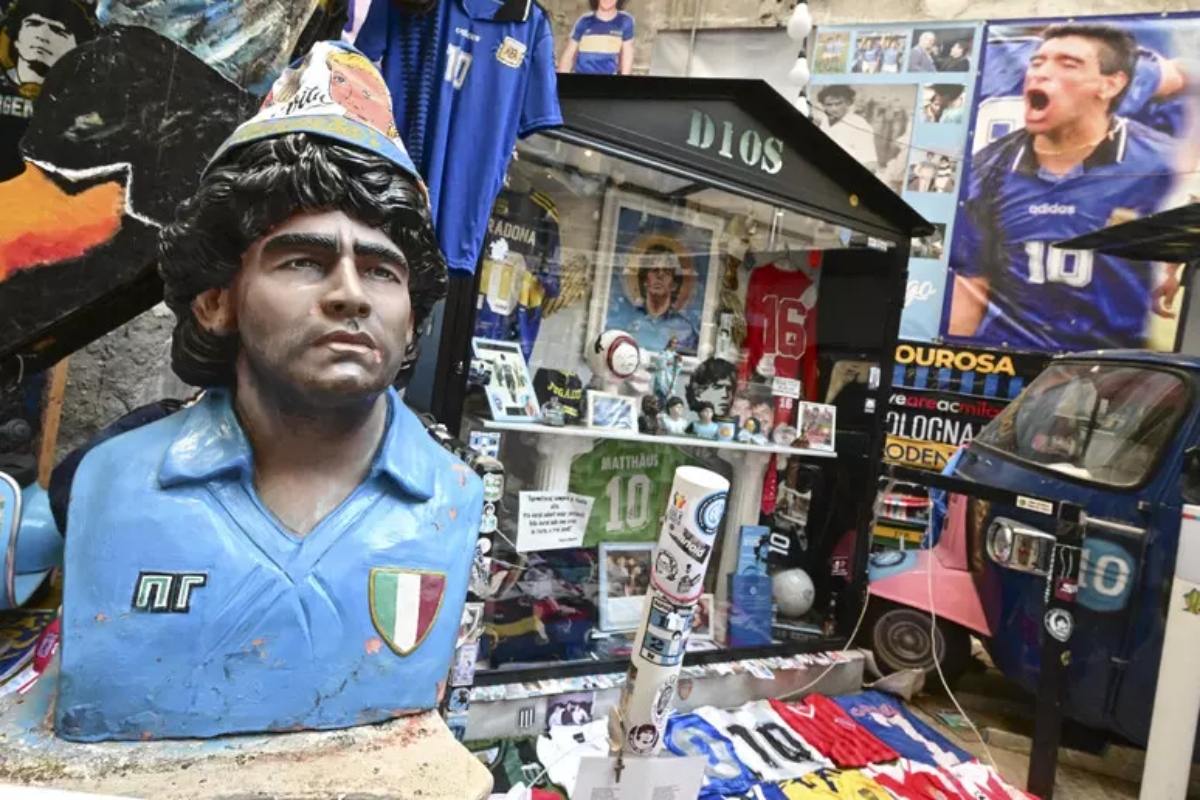 collage memorabilia maradona