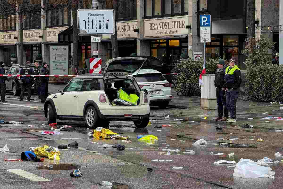 L'auto sulla folla a Monaco di Baviera 