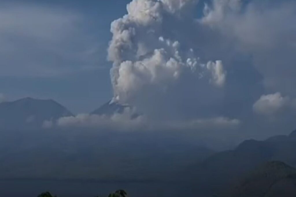 Le nubi provocate dal vulcano in Indonesia