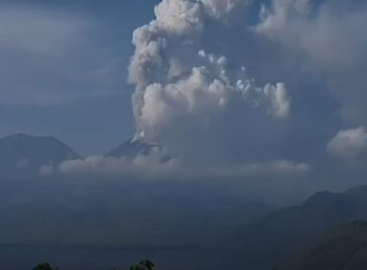 Le nubi provocate dal vulcano in Indonesia