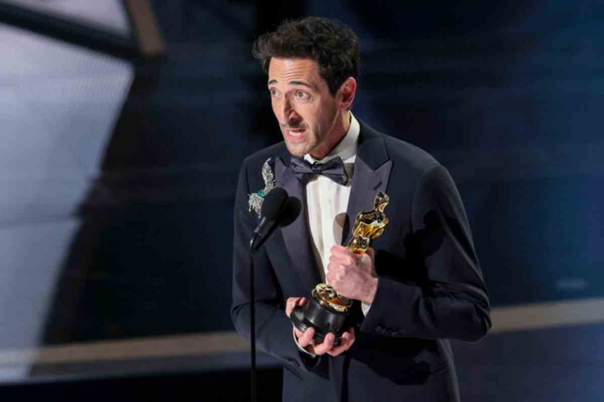 L'attore Adrien Brody riceve l'Oscar