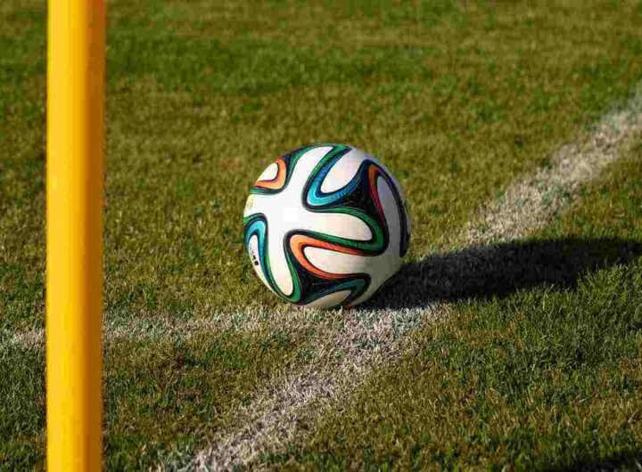 Pallone in un campo di calcio