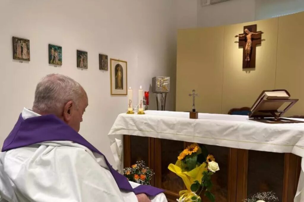 papa francesco foto in ospedale