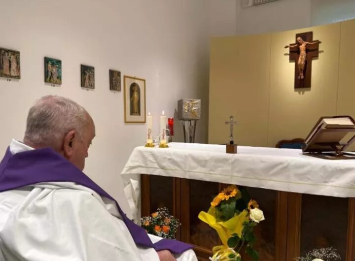 papa francesco foto in ospedale