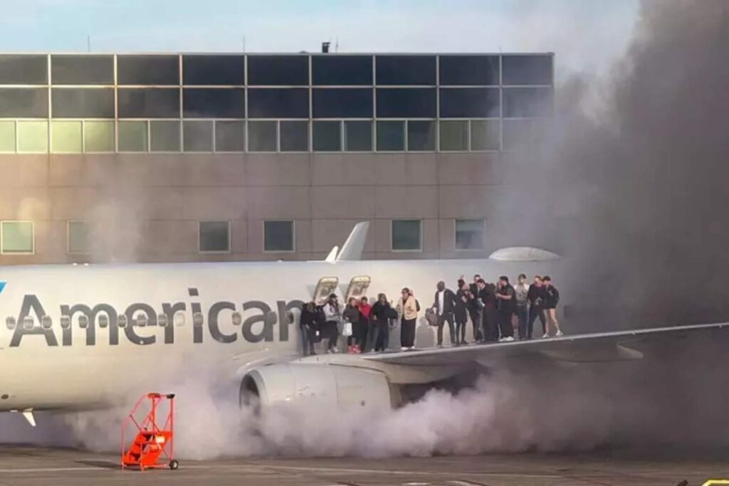 I passeggeri sull'ala dell'aereo a Denver