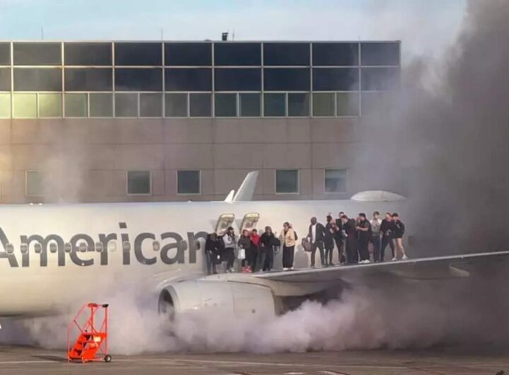 I passeggeri sull'ala dell'aereo a Denver