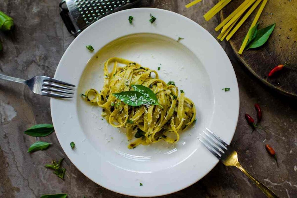 un piatto di pasta con carciofi