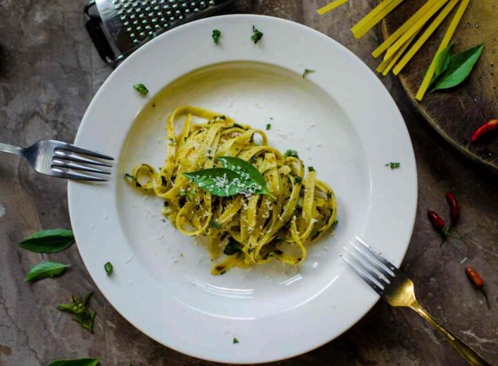 un piatto di pasta con carciofi