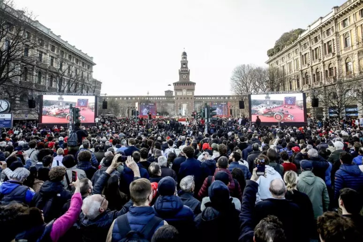 piazza castello milano ferrari show