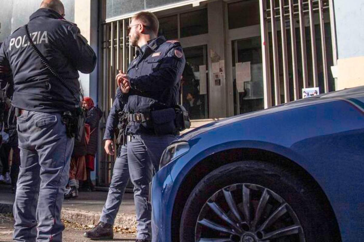 polizia davanti ad una scuola