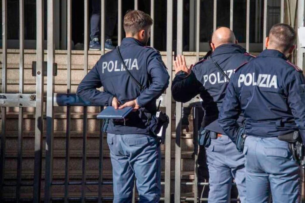 poliziotti davanti ad una scuola