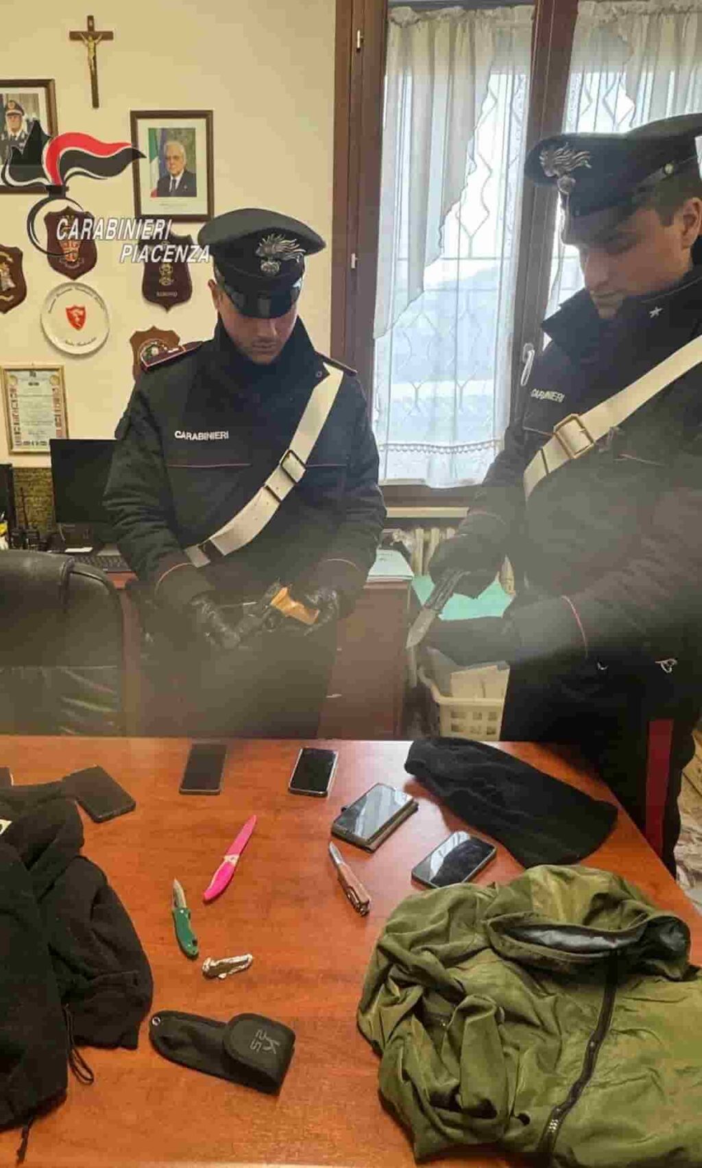 Attiravano uomini soli per incontri particolari, poi la rapina: ma le vittime sono fuggite, arrestati dai Carabinieri