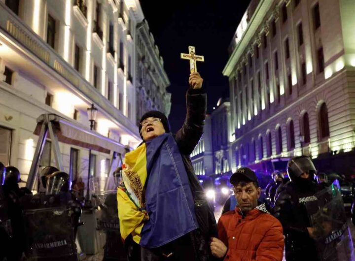 L'anziana sostenitrice di Georgescu che in Romania protesta in piazza con la croce ortodossa in mano