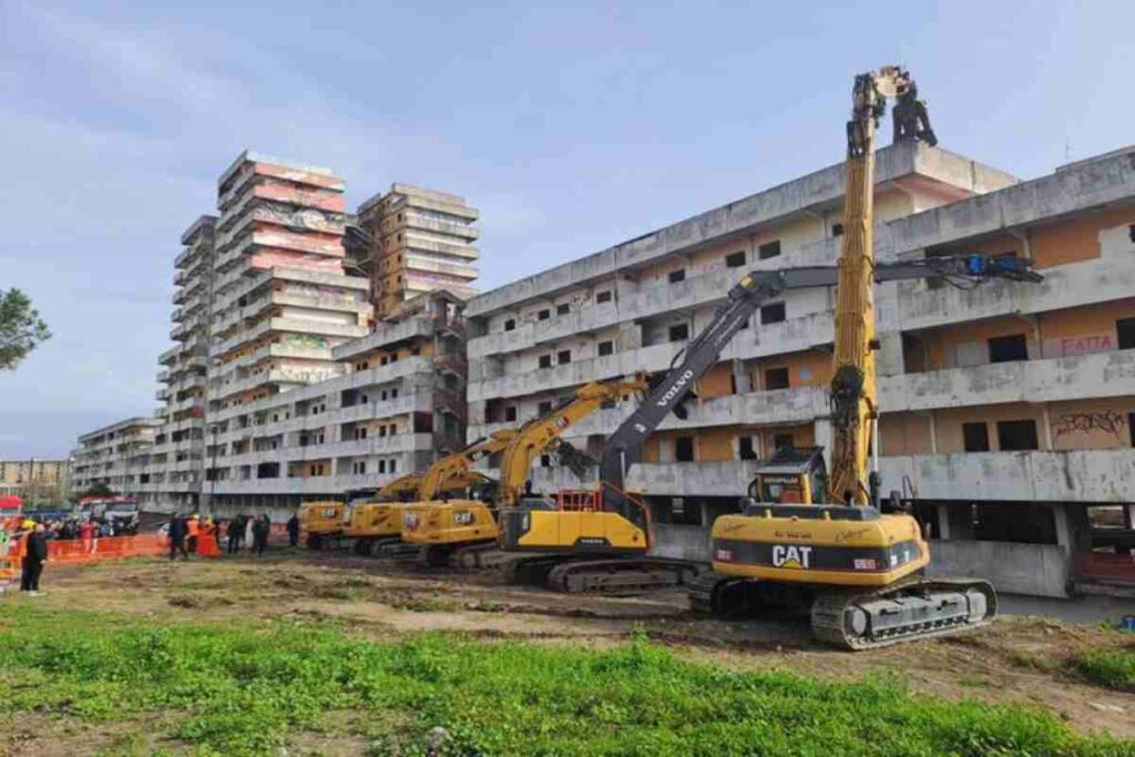 Ruspe abbattono la Vela Gialla di Scampia