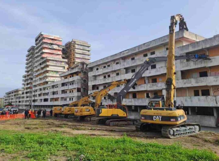 Ruspe abbattono la Vela Gialla di Scampia