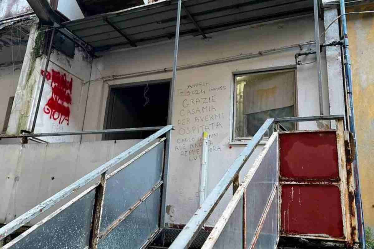 Scritte sui muri "salutano" la vela di Scampia che sta per essere abbattuta