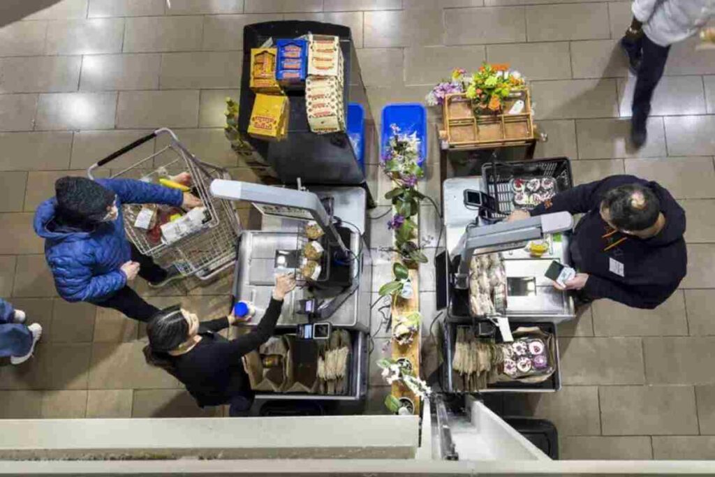 Le casse di un supermercato viste dall'alto